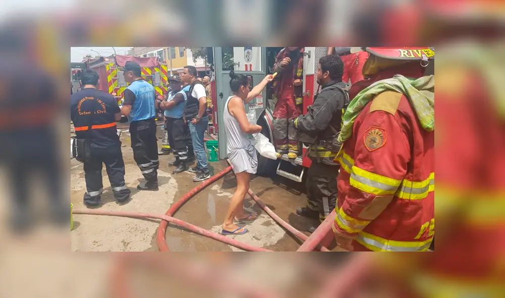 Unidades de Bomberos llegaron hasta vivienda en la que se produjo incendio. Foto: GLR