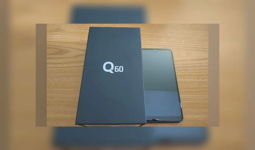LG Q60 viene en una caja de color negro.