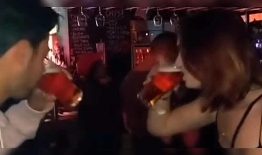 Facebook viral: chica es retada a beber 'seco y volteado' y final es inesperado [VIDEO]