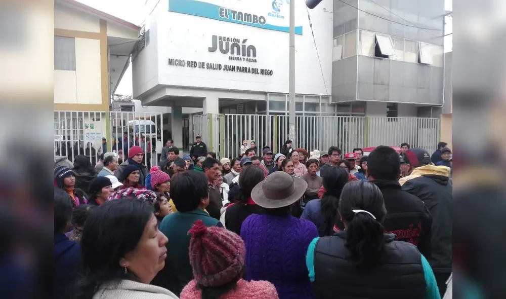 Huancayo: vecinos del AAHH. Juan Parra del Riego realizan plantón en micro red de su jurisdicción