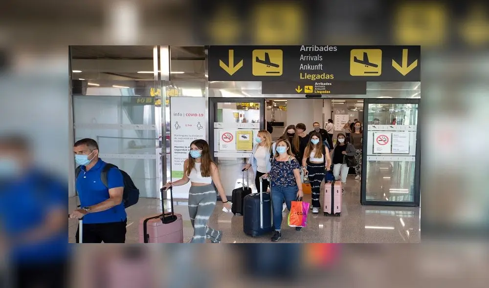 Tourists arrive at the Son Sant Joan airport in Palma de Mallorca on July 8, 2020. - The Balearic Islands are expecting a wave of tourists from the United Kingdom in the coming days as a 14-day quarantine requirement is due to be lifted ahead of the weekend. More than 18 million British tourists visited Spain last year, accounting for more than a fifth of the overall total of nearly 84 million visitors, figures from the National Institute of Statistics show. (Photo by JAIME REINA / AFP) Tourists arrive at the Son Sant Joan airport in Palma de Mallorca on July 8, 2020. - The Balearic Islands are expecting a wave of tourists from the United Kingdom in the coming days as a 14-day quarantine requirement is due to be lifted ahead of the weekend. More than 18 million British tourists visited Spain last year, accounting for more than a fifth of the overall total of nearly 84 million visitors, figures from the National Institute of Statistics show. (Photo by JAIME REINA / AFP)