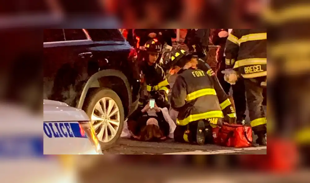 Hombres se unen para levantar un auto y salvar la vida de una mujer atropellada [VIDEO]