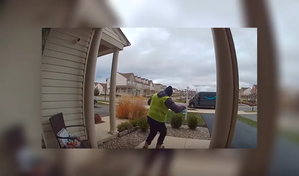 Vía Facebook. El curioso episodio quedó registrado por la cámara de seguridad de una casa a la que el trabajador fue a hacer una entrega Vía Facebook. El curioso episodio quedó registrado por la cámara de seguridad de una casa a la que el trabajador fue a hacer una entrega