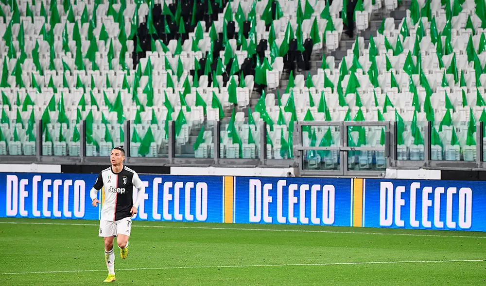 Cristiano Ronaldo y atrás de él asientos vacíos. | Foto: AFP