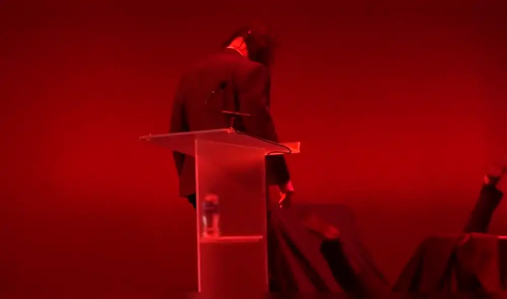 WWE: Sujeto que osó interrumpir el discurso de Kane recibió tremenda "garra infernal"