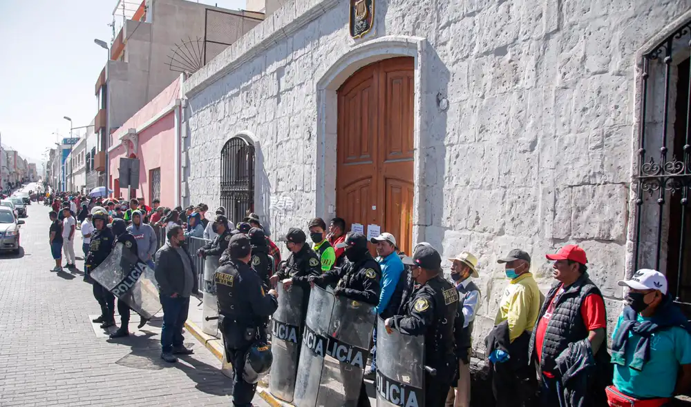 Policía resguarda la zona a fin de evitar desmanes. Foto: Rodrigo Talavera/ La República