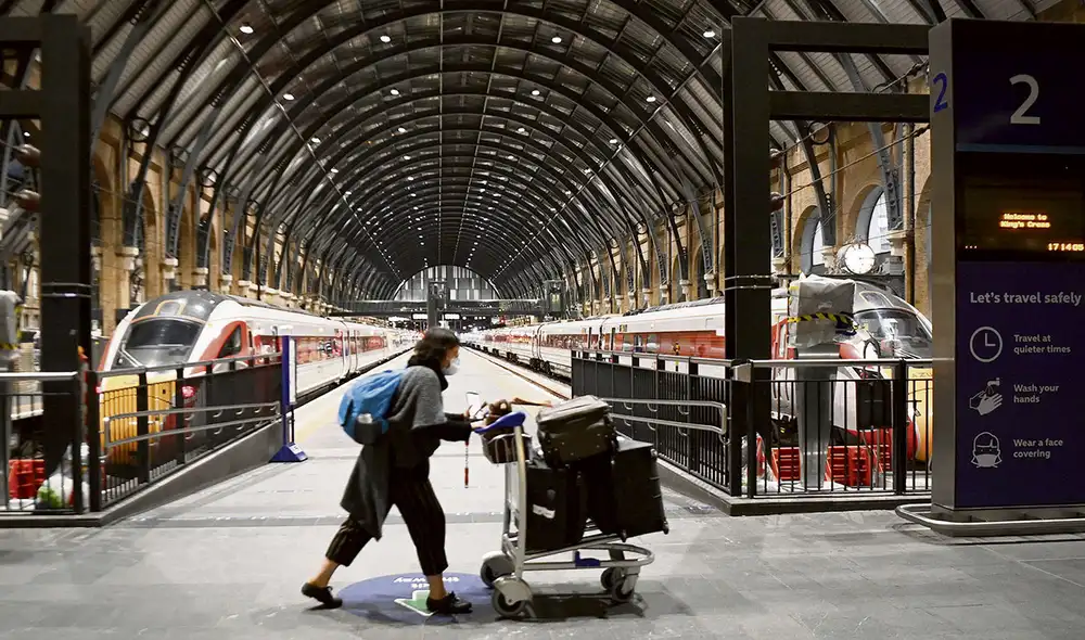 Preocupación. Británicos se apresuran en abandonar la capital del país ante las restricciones impuestas por las autoridades que se prolongarán durante las fiestas de fin de año. Foto: EFE Preocupación. Británicos se apresuran en abandonar la capital del país ante las restricciones impuestas por las autoridades que se prolongarán durante las fiestas de fin de año. Foto: EFE