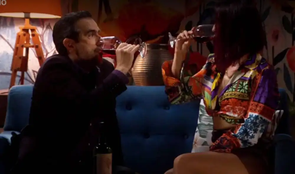 Diego Montalbán y Claudia Llanos tuvieron una seductora conversación en el primer capítulo de "Al fondo hay sitio" 2023. ¿Qué pasará entre ambos? Foto: América TV Diego Montalbán y Claudia Llanos tuvieron una seductora conversación en el primer capítulo de "Al fondo hay sitio" 2023. ¿Qué pasará entre ambos? Foto: América TV