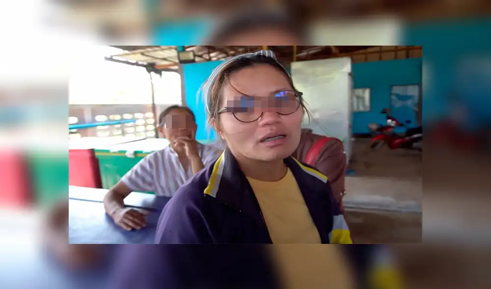 Captan a comerciantes pelando patas de pollos con la boca para ofrecerlos en los mercados [VIDEO] 