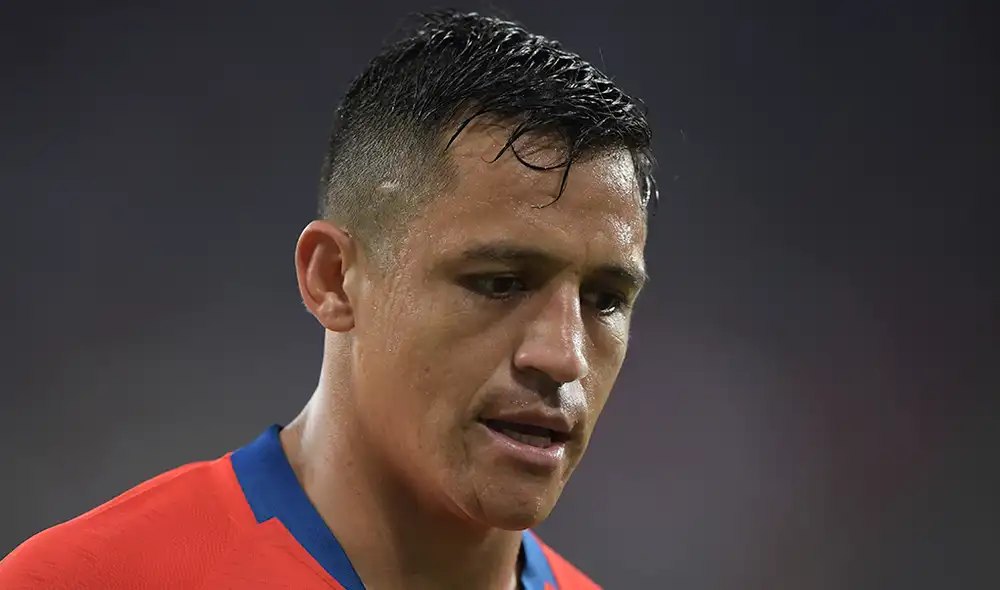 Alexis Sánchez tuvo polémico gesto tras invasión de hincha en choque ante Uruguay.