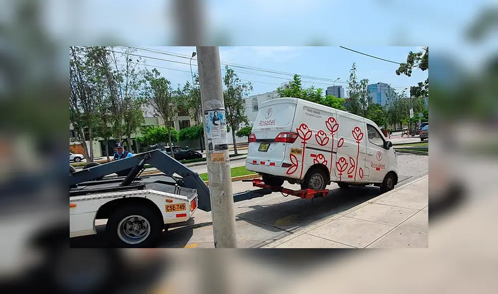 San Valentín: auto repartidor de rosas se estaciona en zona prohibida y grúa se lo lleva  