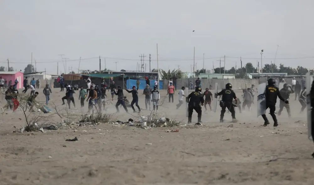 Los enfrentamientos siguen entre manifestantes y la PNP en la zona del Barrio Chino. Foto : Jorge Cerdan / La República Los enfrentamientos siguen entre manifestantes y la PNP en la zona del Barrio Chino. Foto : Jorge Cerdan / La República