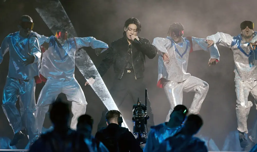 Jungkook encendió la emoción en el show junto con el artista qatarí Fahad Al Kubaisi. Foto: FIFA/Twitter