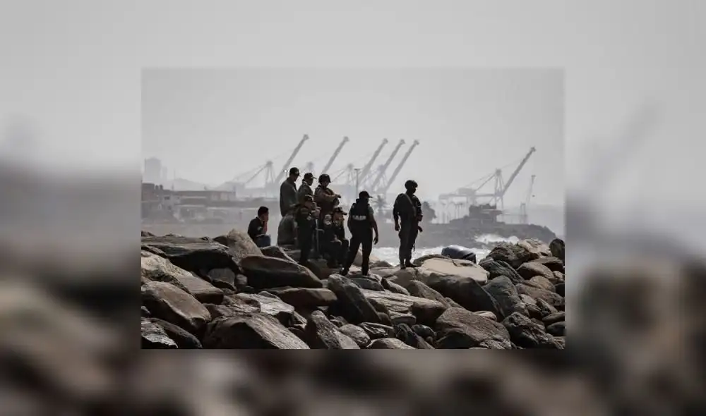 Elementos de seguridad patrullan la costa donde se registró un enfrentamiento en Macuto, La Guaira (Venezuela).Foto: EFE.