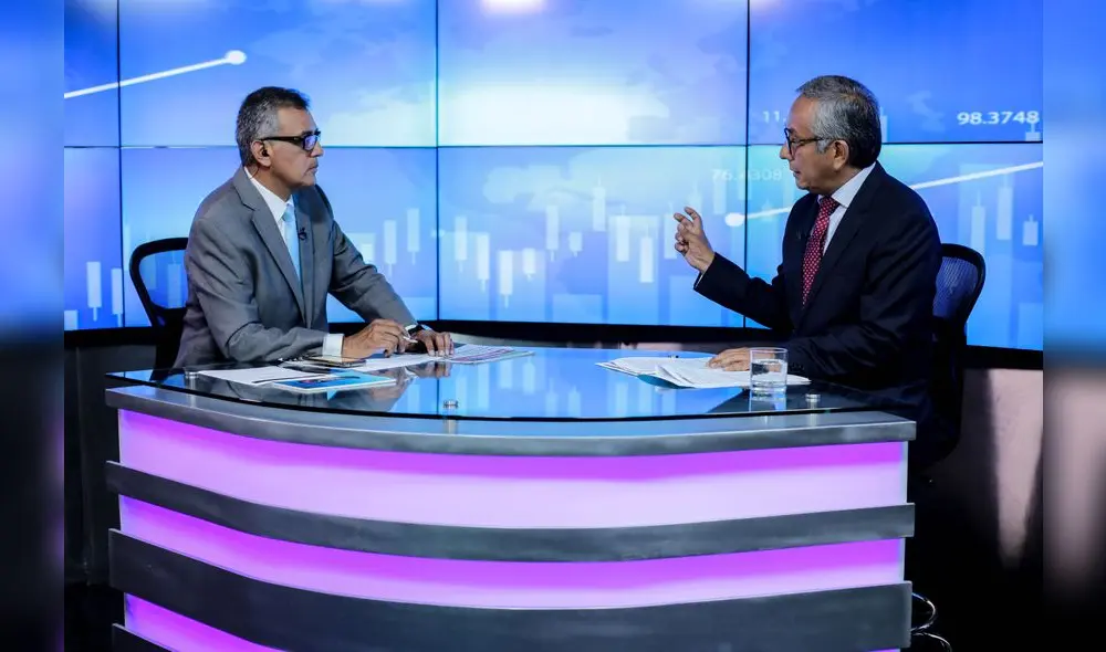 Alberto Arequipeño Támara, gerente de Asesoría Legal, junto a Rumi Cevallos, conductor de RTV Economía.