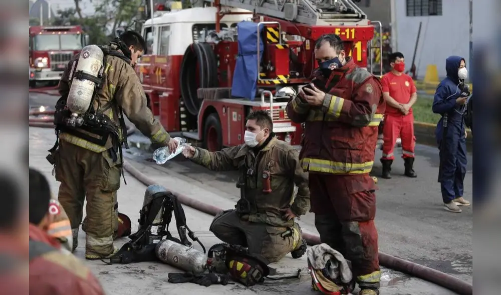 Bomberos apagan incendio en fábrica textil de Ate Vitarte. Foto: Antonio Melgarejo / La República. Bomberos apagan incendio en fábrica textil de Ate Vitarte. Foto: Antonio Melgarejo / La República.