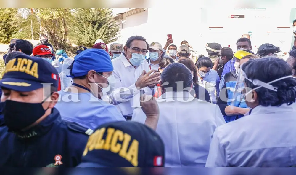 Presidente Martín Vizcarra fue recibido en medio de protestas de familiares y trabajadores de Hospital Honorio Delgado de Arequipa.