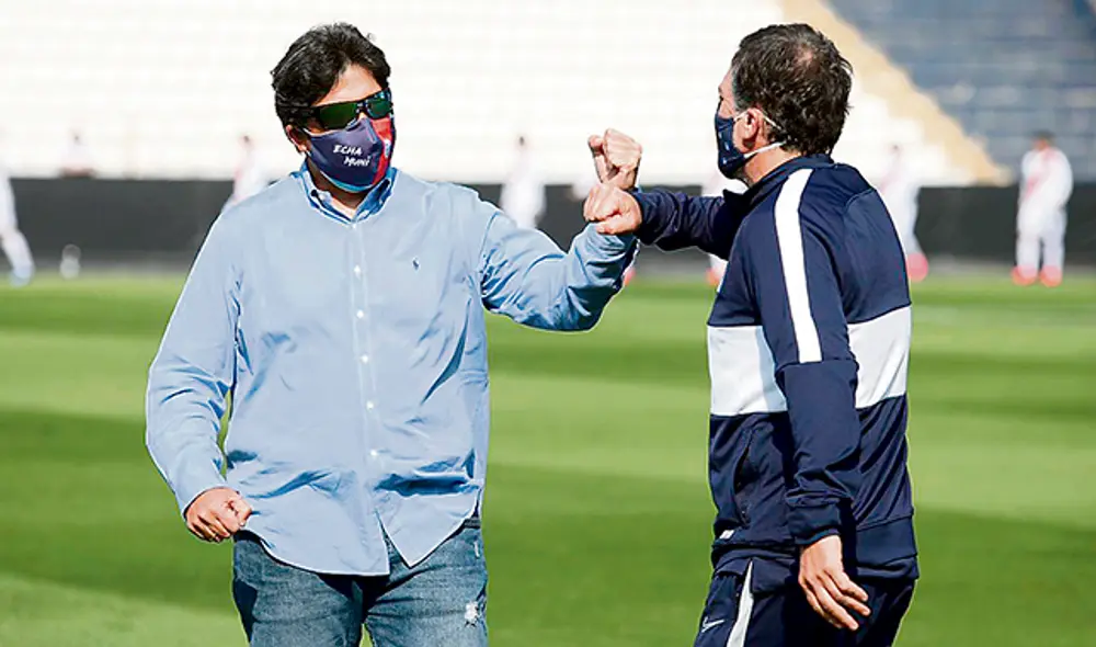 Los técnicos. El saludo de Víctor Rivera y  Mario Salas minutos antes del inicio del partido.