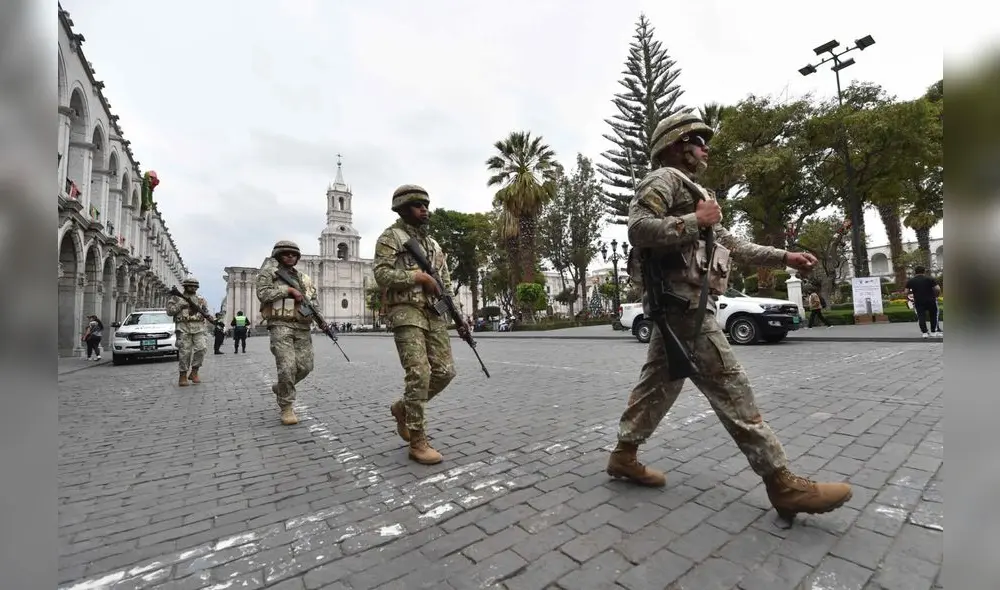 Militares se desplazan a la Plaza de Armas hoy, en Arequipa (Perú). Foto: La Hora