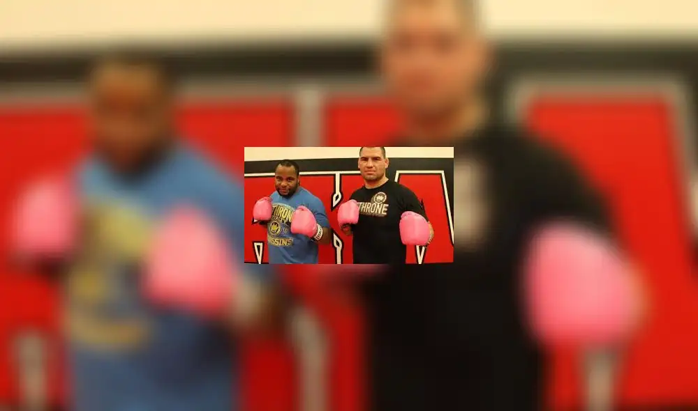 Cain Velásquez y Daniel Cormier lanzan sus pronósticos para Wrestlemania 36