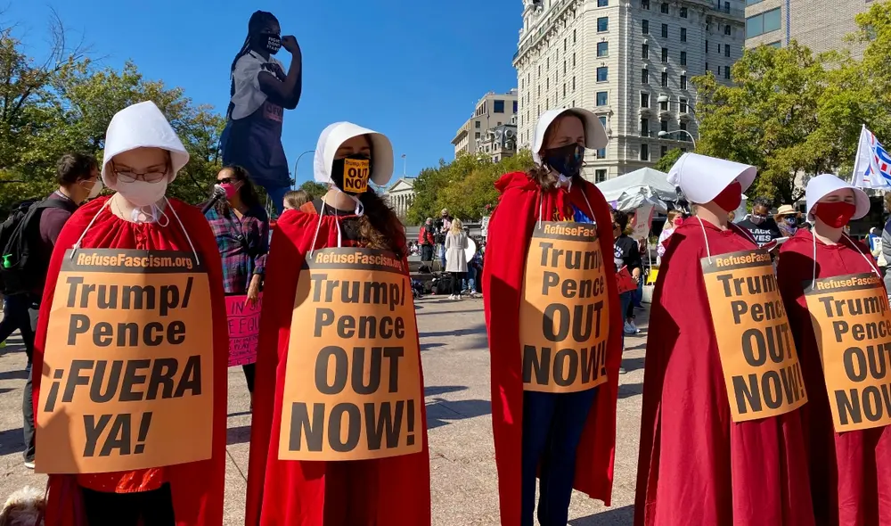 Mujeres asistieron vestidas con el atuendo de la serie de televisión estadounidense basada en el libro El Cuento de la Criada. "Fuera Trump/Pence" se leía en sus carteles. Foto: AFP Mujeres asistieron vestidas con el atuendo de la serie de televisión estadounidense basada en el libro El Cuento de la Criada. "Fuera Trump/Pence" se leía en sus carteles. Foto: AFP