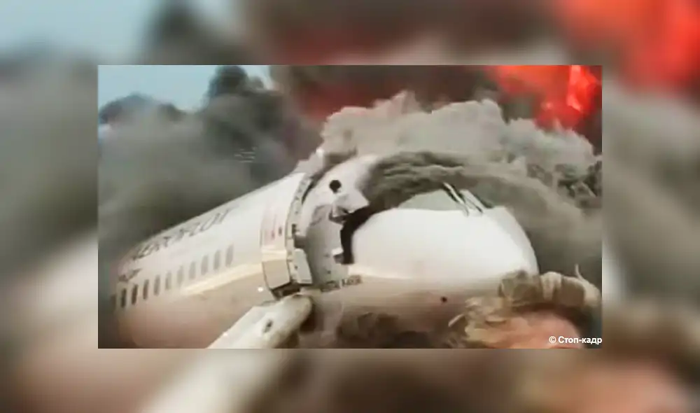Rusia: copiloto del avión incendiado en Moscú regresó para salvar pasajeros [VIDEO]