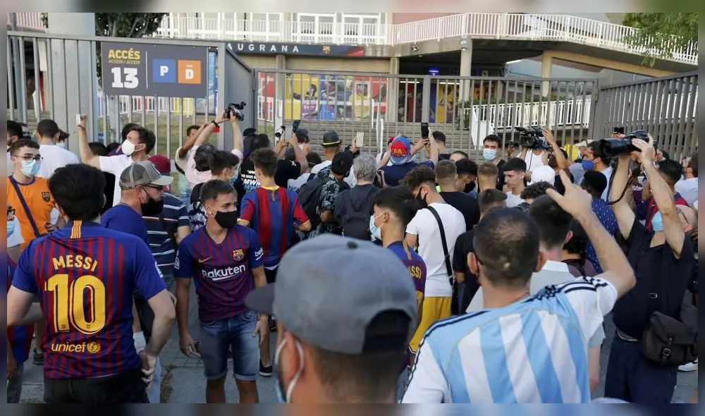 Los hinchas del Barcelona protestan desde este martes en las afueras del Camp Nou. Foto: Pep Morata/Mundo Deportivo.