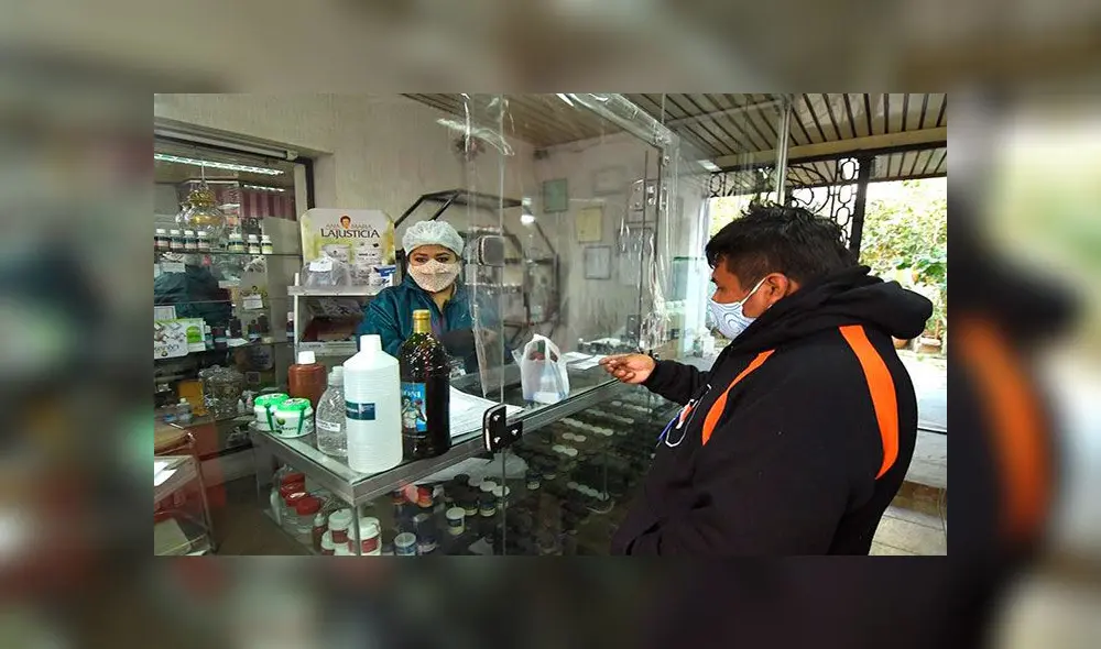 Un hombre que compra dióxido de cloro en una farmacia en Cochabamba (Bolivia). Foto: EFE Un hombre que compra dióxido de cloro en una farmacia en Cochabamba (Bolivia). Foto: EFE