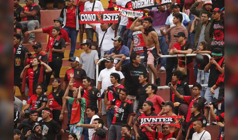 Los hinchas llegaron al estadio de la Unsa para apoyar al equipo rojinegro.