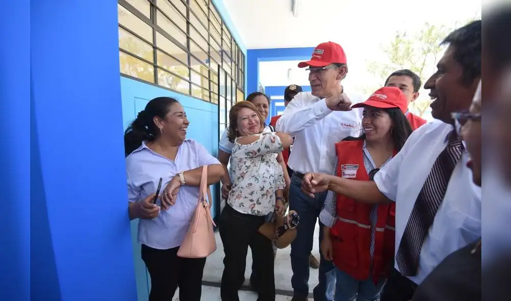 Martín Vizcarra saluda de “codito” para evitar coronavirus Martín Vizcarra saluda de “codito” para evitar coronavirus