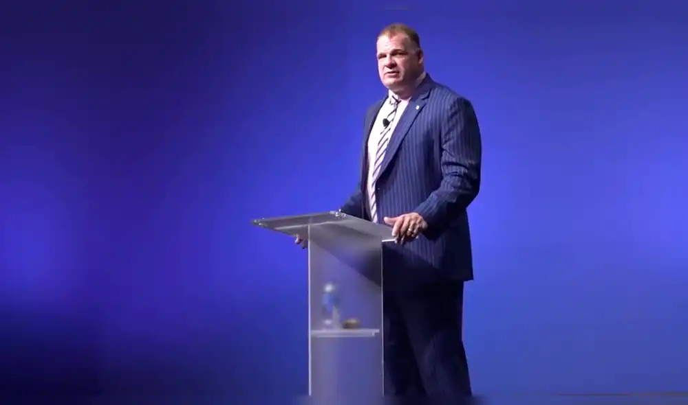 WWE: Sujeto que osó interrumpir el discurso de Kane recibió tremenda "garra infernal"