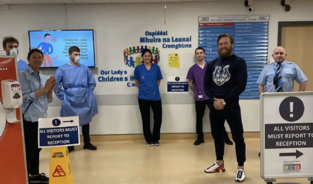 Conor McGregor entregó personalmente equipos de protección para médicos. Foto: Instagram Conor McGregor entregó personalmente equipos de protección para médicos. Foto: Instagram