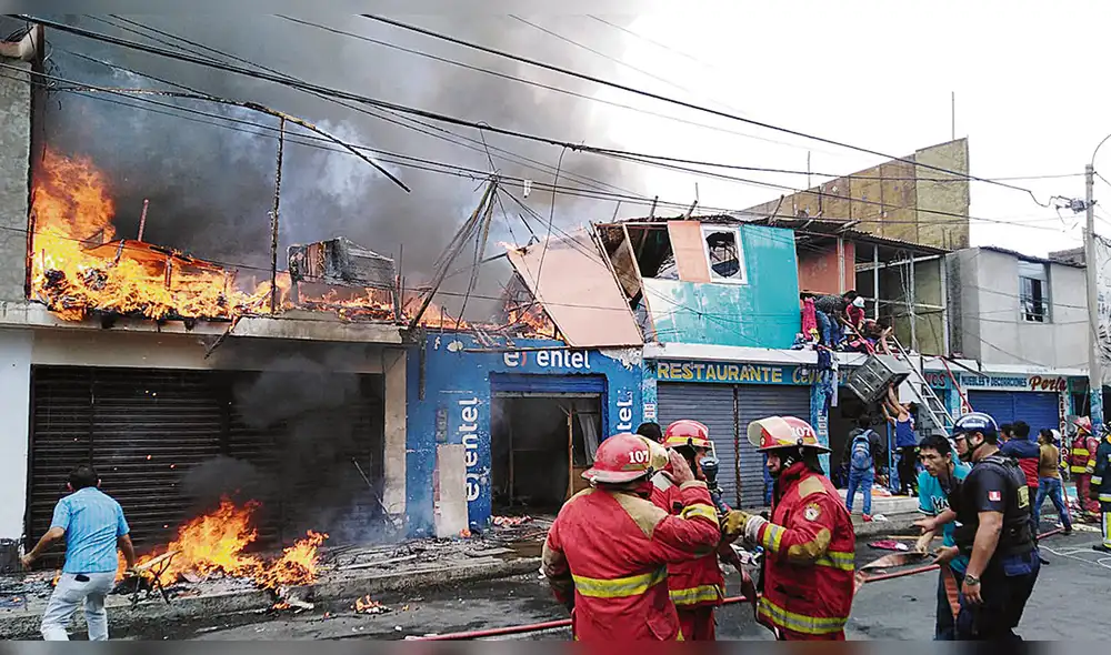 Siniestro. Fuego arrasó con medio centenar de puestos.