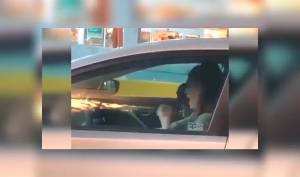 Video es viral en Facebook. La joven empezó a bailar mientras esperaba el cambio de luz de semáforo, cuando se percató de que la estaban mirando