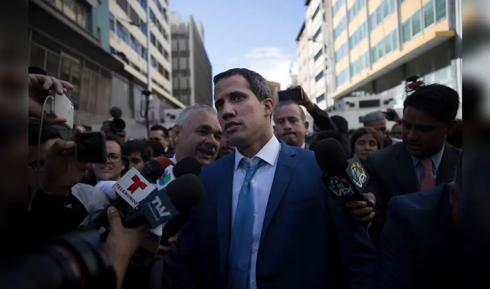La burla de un simpatizante chavista conta Juan Guaidó y Fabiana Rosales. Foto: AFP.