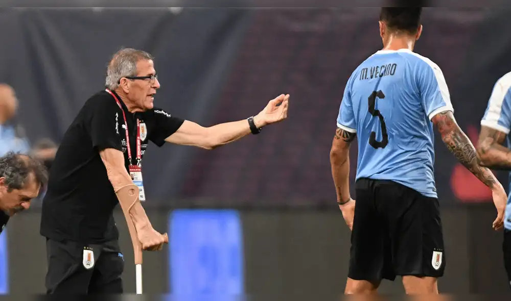 Óscar Washington Tabárez es despedido de la selección uruguaya por la pandemia de coronavirus. Foto: AFP Óscar Washington Tabárez es despedido de la selección uruguaya por la pandemia de coronavirus. Foto: AFP