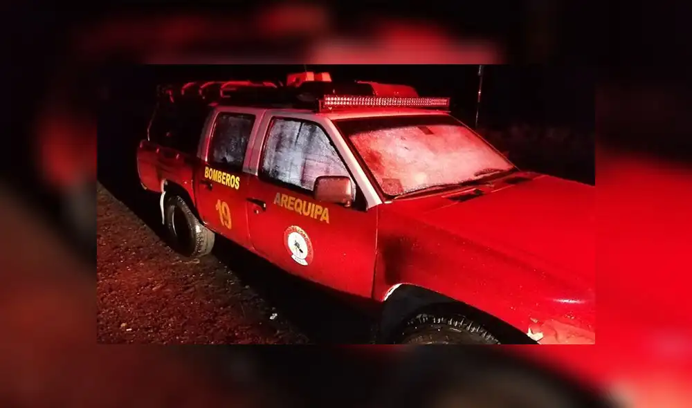 Bomberos se quedaron varados en la carretera por falla mecánica.