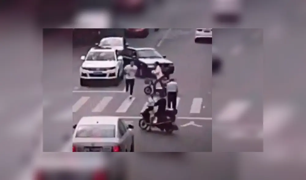 Vía YouTube. Cámaras de seguridad captaron la inusual escena en una transitada vía