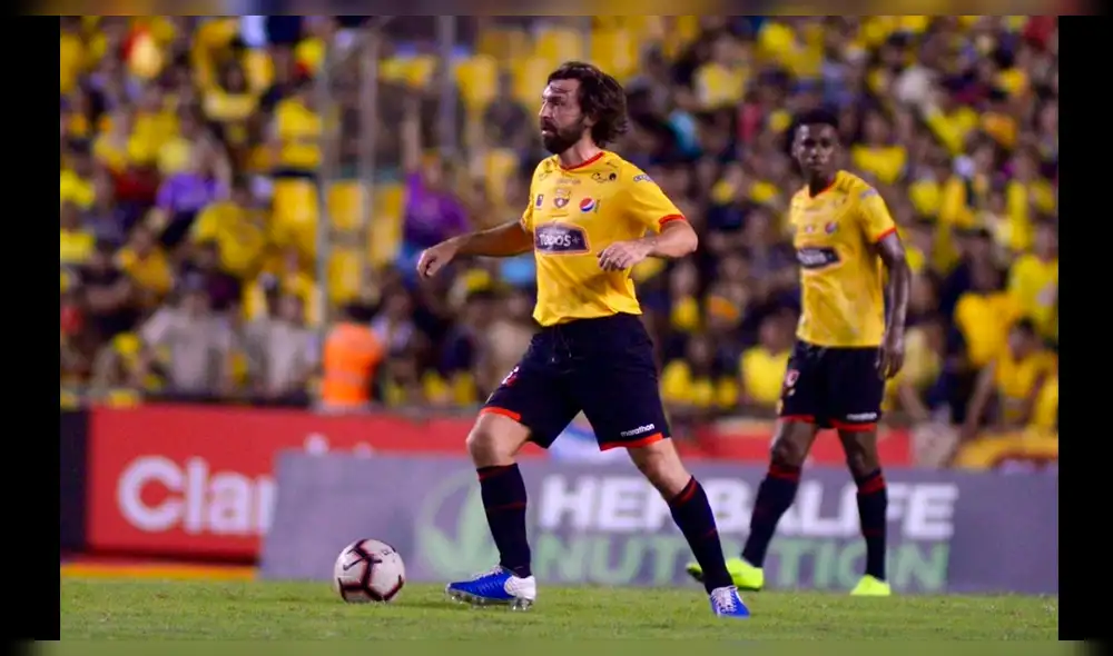 Tomás Costa no tuvo piedad con Andrea Pirlo y lo mandó al suelo con una barrida [VIDEO]
