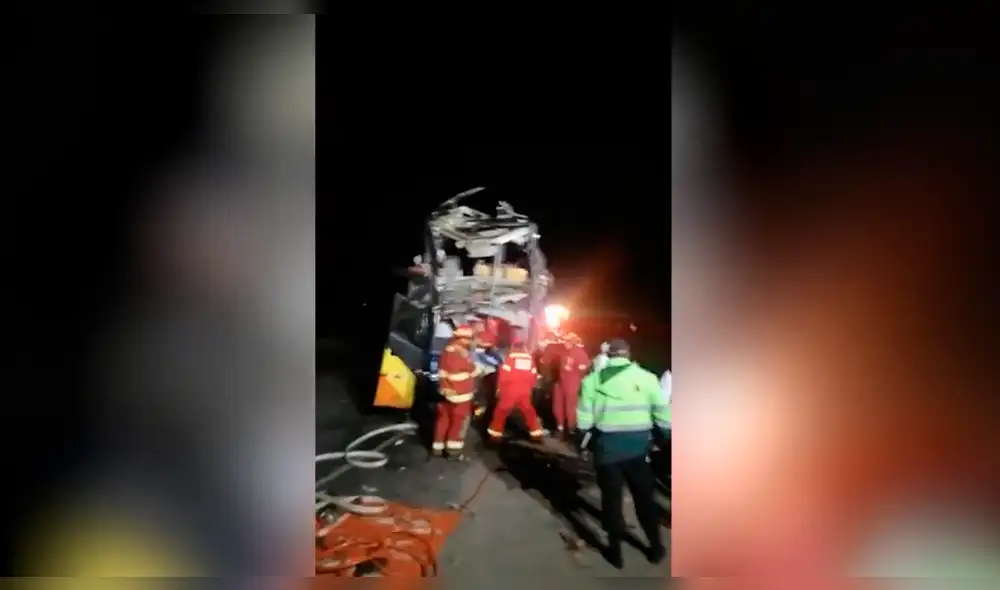 Choque entre buses interprovinciales deja un fallecido y 30 heridos.