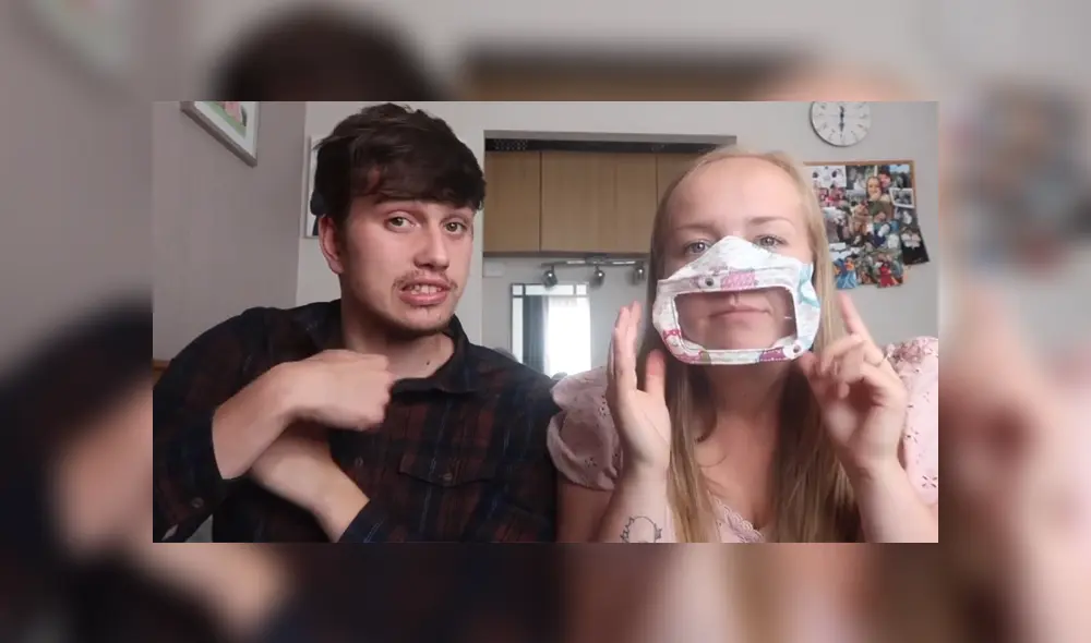 Una mujer diseñó unas mascarillas transparentes y su hija se encargó de darlas a conocer. Foto: YouTube