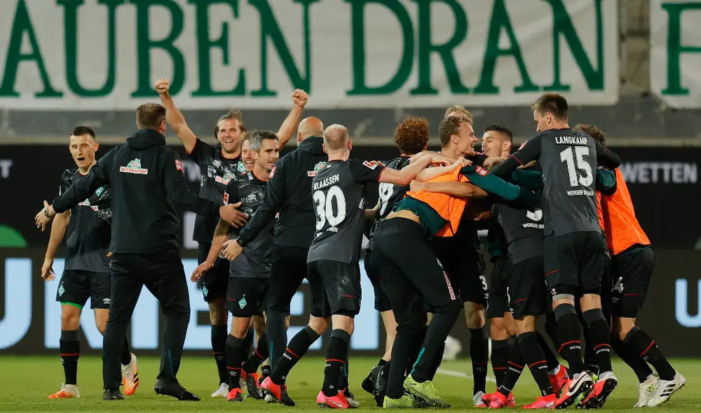 Werder Bremen se salvó del descenso en el último partido de Claudio Pizarro en la Bundesliga. | Foto: EFE