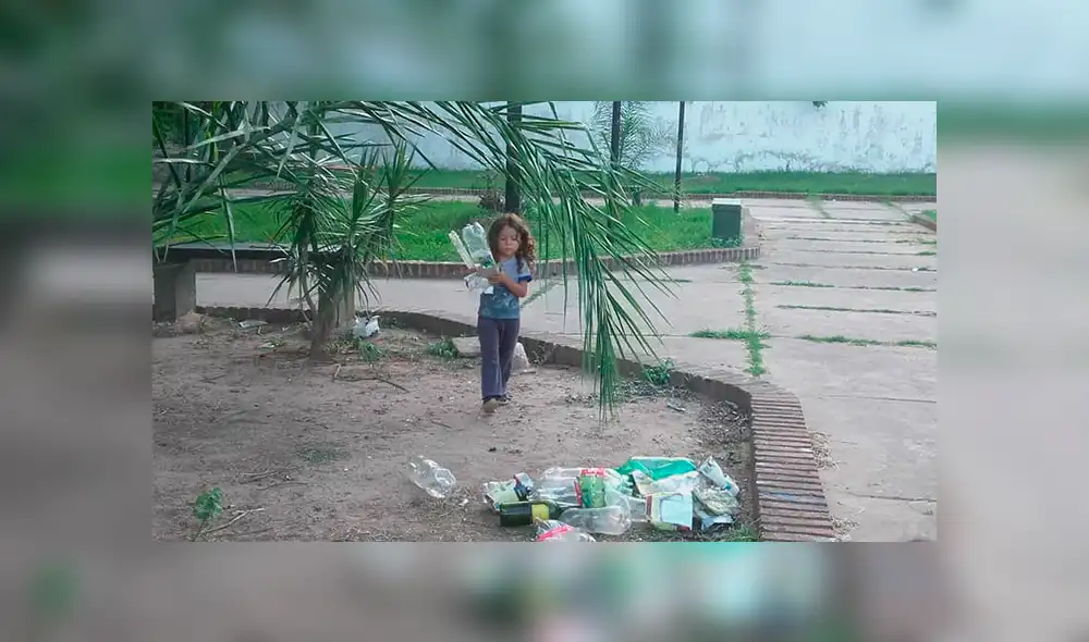 Niño recoge la basura de una plaza abandonada para que otros puedan jugar [FOTOS]