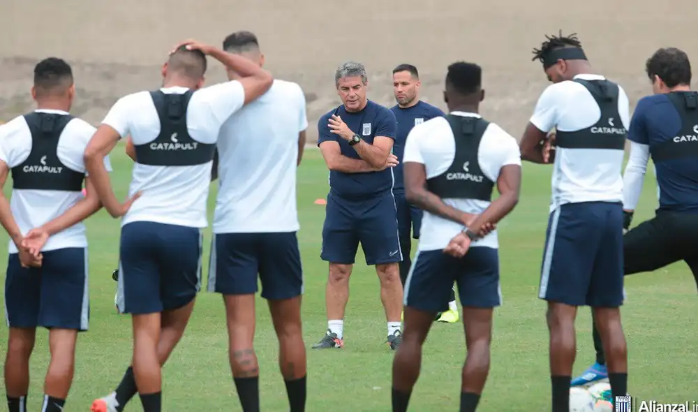 Bengoechea conversó seriamente con el plantel de Alianza Lima. Bengoechea conversó seriamente con el plantel de Alianza Lima.
