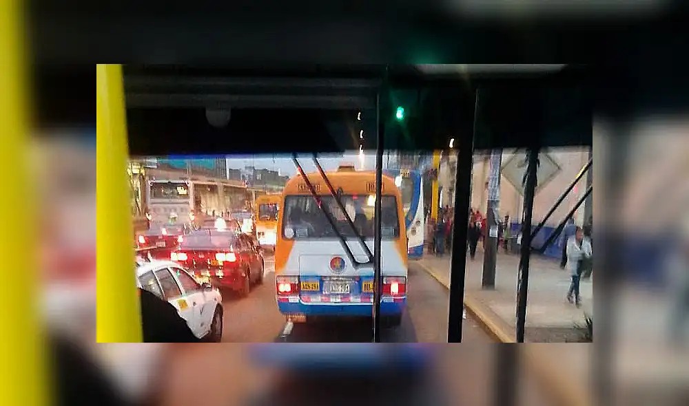 Denuncian paradero clandestino en Av. Alfonso Ugarte Denuncian paradero clandestino en Av. Alfonso Ugarte