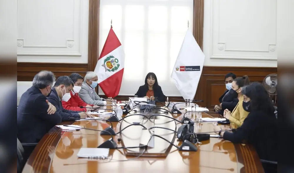 Mirtha Vásquez lidera reunión con empresas mineras