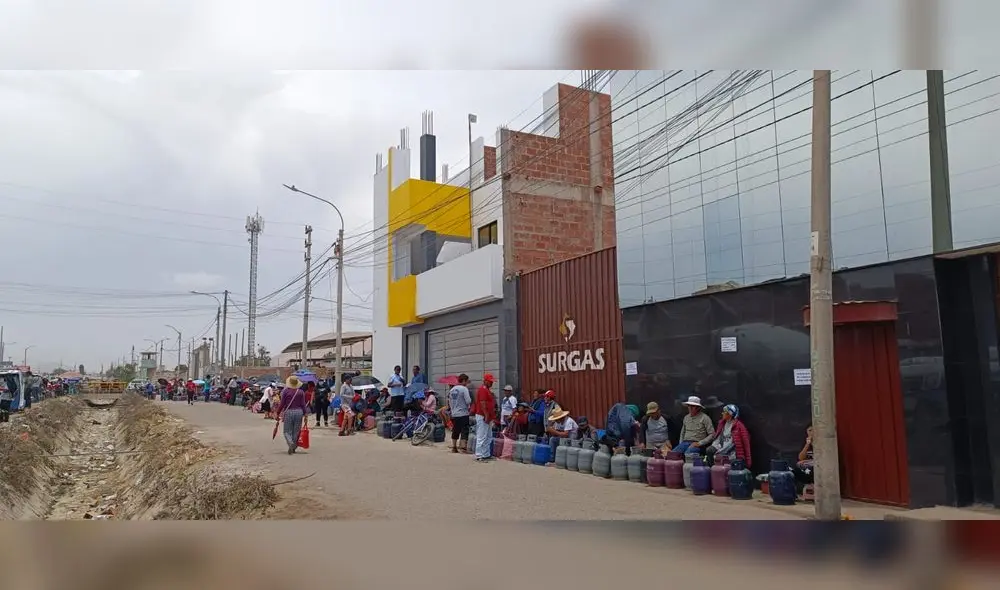 Decenas de personas esperan conseguir gas a pocas horas de Año Nuevo. Foto: Liz Ferrer/URPI