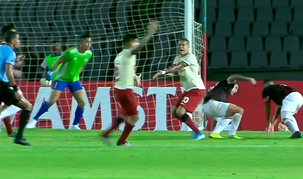 Jugadores de Universitario reclamaron por una supuesta mano en el área de Carabobo en la Copa Libertadores 2020. | Foto: Fox Sports 2