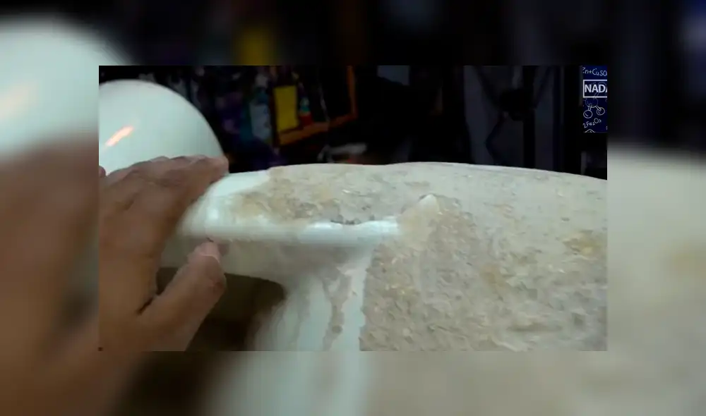 YouTube viral: Hombre trata de reparar inodoro con fideos instantáneos y ocurre lo inesperado [VIDEO]