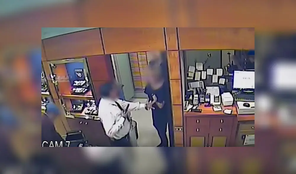 El asalto a la joyería fue registrado por las cámaras de seguridad. Foto: captura El asalto a la joyería fue registrado por las cámaras de seguridad. Foto: captura